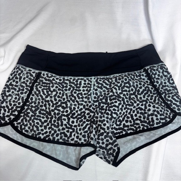 Lululemon Pants - Lululemon Tracker Shorts Black Mint Green Leopard Spot Print Womens Size 10